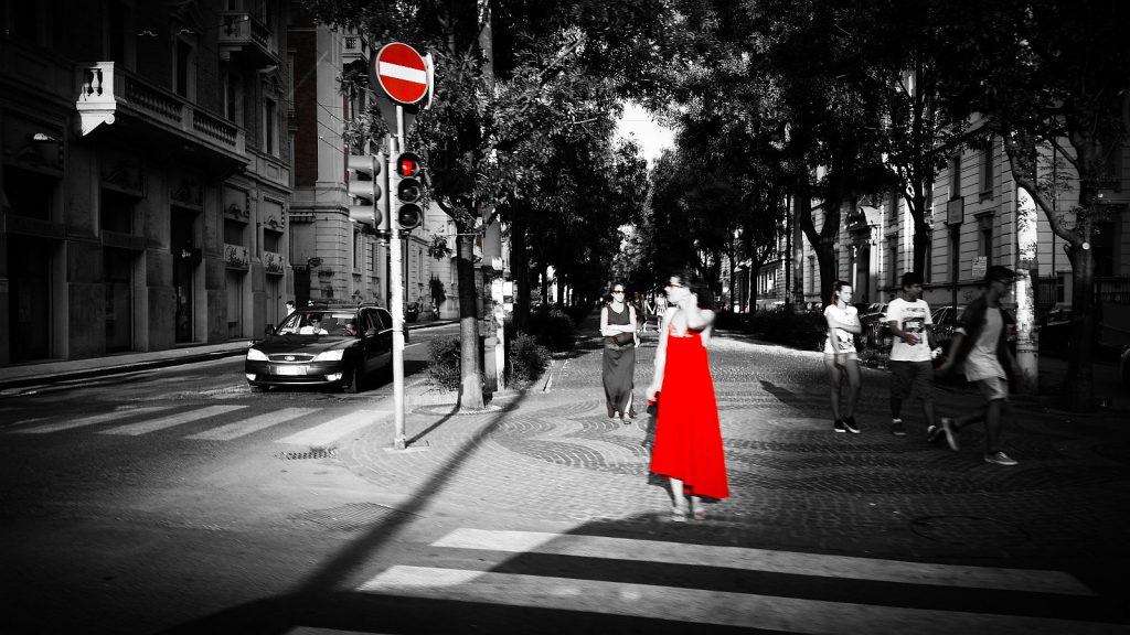 Lady in Red: Straßenfoto
